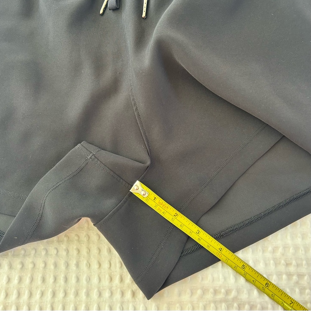 Lululemon High-Rise Cinchable Waist Shorts with Pockets - Picture 8 of 9
